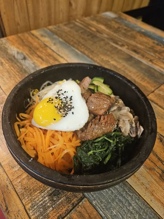 D1-1. Bibimbab (Beef)+Seaweed soup    韩式拌饭(牛肉)+海带汤 비빔밥 (불고기) 와 미역국